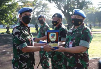 Danlanud memberikan cenderamata kepada personelnya yang memasuki purna tugas. Senin (25/4/2022)