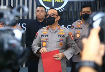 Kadiv Humas Polri saat memberikan respons hasil survey Charta Politika di Mabes Polri. Selasa (26/4/2022)