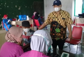 Kades Sekaran, Wonosari Klaten, saat memantau giat vaksinasi, Selasa (26/4/2022)