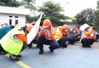 Simulasi kesiapsiagaan bencana gempabumi di gedung BNPB Jakarta. Selasa (26/4/2022)