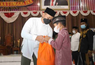 Dandim Tulungagung berikan santunan ke santri ponpes. Senin (25/4/2022)