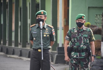 Kolonel Inf  Purnomosidi, S.I.P., M.A.P., pimpin apel pagi perdana di Makorem 073/Makutarama 