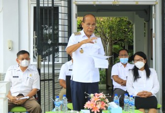 Wakil Bupati Samosir, Drs. Martua Sitanggang, saat menyampaikan sambutan