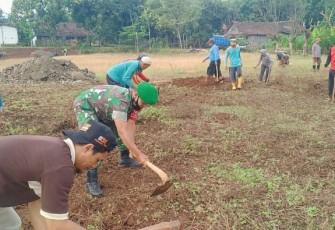Kerja bakti bersihkan lingkungan bersama warga. Rabu (27/4/2022)