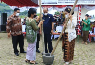 Wakil Bupati Samosir, Drs. Martua Sitanggang, saat membuka lomba membuat Itak Nanihopingan (Makanan Tradisonal Batak), Kamis (28/4/2022)