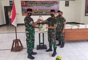 Dandim Pacitan serahkan zakat fitrah. Rabu (27/4/2022)