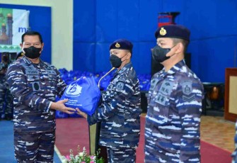 Kasal Laksamana TNI Yudo Margono saat memberikan langsung bingkisan lebaran di Mabesal Cilangkap. Rabu (27/4/2022)