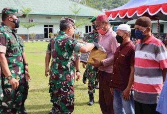 Pangdam I/BB bagikan bingkisan lebaran di Makorem 023/KS. Kamis (28/4/2022)