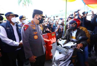Kapolri berdialog dengan pemudik di pelabuhan Gilimanuk ingatkan tetap jaga prokes. Kamis (28/4/2022)