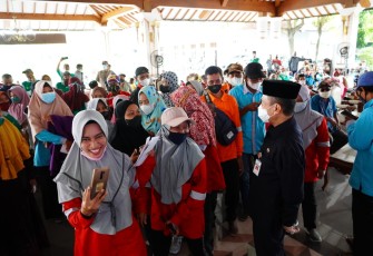 Bupati Haryanto menyerahkan bantuan dari Baznas