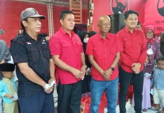 Ketua DPC PDIP Pati saat  buka bersama dan pemberian santunan  