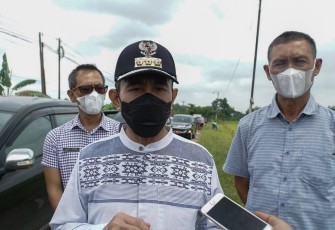 Bupati Haryanto didampingi Kepala DPUTR H. Sudarno ketika monitoring ruas jalan