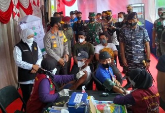 Danrem 081/DSJ saat mendampingi gubernur Jatim cek pos pelayanan rest area 575 A Ngawi. Jum'at (29/4/2022)