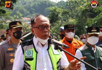Dewan Pertimbangan Presiden Sidarto Danutirto saat memberikan keterangan pers usai meninjau arus mudik di pos Nagreg Kabupaten Bandung. Minggu (01/05/2022)