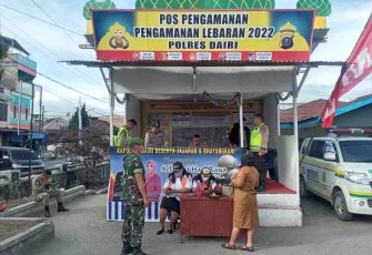 Sertu Jarlen turut aktif di pos pam lebaran di wilayah Tigalingga. Minggu (02/05/2022)
