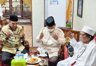 Kiai Ahmad Muzaki Syah memberi doa khusus kepada Ketua Umum Partai Gerindra Prabowo Subianto. 