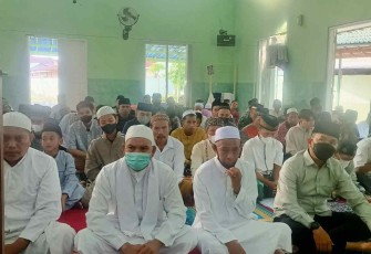 Dandim Sampit (masker hitam) malaksanakan salat id di makodim. Senin (02/05/2022)