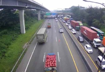 Contraflow arus lalulintas jalan tol Jakarta Cikampek. Selasa (03/05/2022)