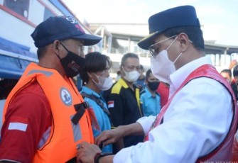 Menhub Budi Karyadi meninjau kesiapan keselamatan dan kelaikan kapal di pelabuhan Muara Angke Jakarta. Selasa (03/05/2022) 