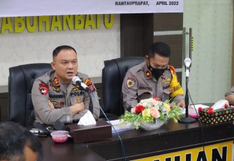 Kapolres Labuhanbatu memberikan arahan jajarannya. Rabu (04/05/2022)