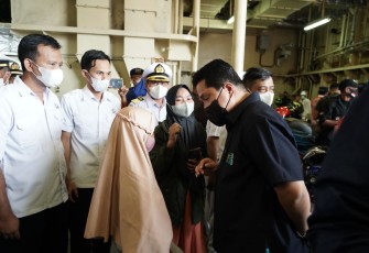 Erick Thohir berbincang bersama pemudik di pelabuhan Panjang. Rabu (04/05/2022)
