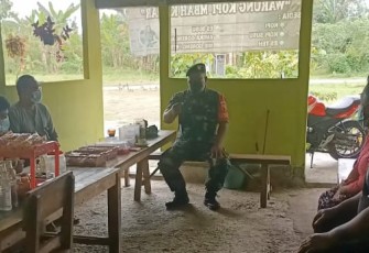Sertu Istamar bersama warga Binaannya. Kamis (05/05/2022)