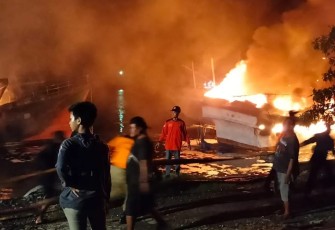 Si jago merah hanguskan kapal di dermaga Wijayapura Cilacap. Selasa (03/05/2022)