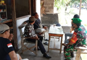 Sertu Samsul sambangi warga binaannya. Jum'at (06/05/2022)