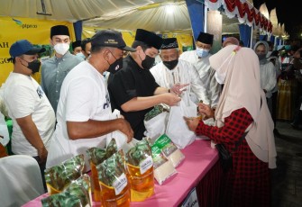 Erick Thohir saat meninjau pasar murah di Pasuruan. Kamis (05/05/2022)
