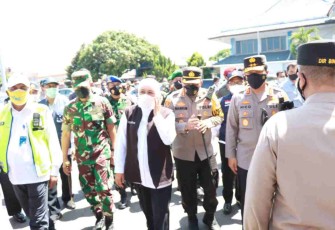 Kapolresta Banyuwangi saat memberikan situasi di pelabuhan Ketapang. Sabtu (07/05/2022) 