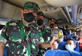 Mayor Arh Wahyu Susilo melepas pemudik gratis tujuan Jakarta. Minggu (08/05/2022)