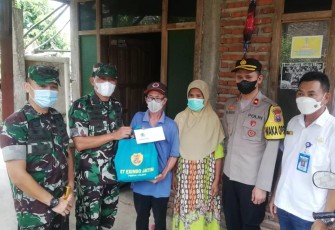 Danrem 081/DSJ berikan bantuan ke warga kurang mampu. Minggu (08/05/2022)
