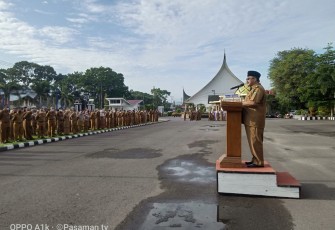 Bupati Pasaman, H. Benny Utama, saat memimpin apel perdana ASN pasca lebaran Idul Fitri, Senin (9/5/2022)