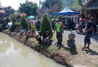 Serda Purwanto monitoring kegiatan mancing mania di desa Sambirejo. Senin (09/05/2022)