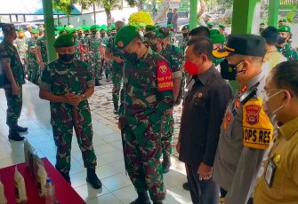 Pangdam Udayana (tengah) saat kunjungan kerja ke Kodim 1610/Klungkung. Senin (09/05/2022)