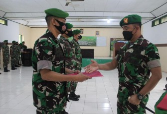 Dandim 1310/Bitung, saat melepas tiga personel, Senin (9/5/2022)