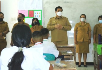 Bupati Samosir saat memberikan arahan kepada Siswa/siswi yang mengikuti ujian, Selasa (10/5/2022)
