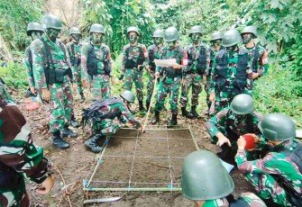 Latihan taktis regu Yonif 100/PS di desa Peragahan. Selasa (10/05/2022)