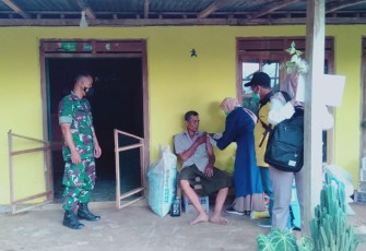 Dampingi warga binaannya vaksinasi booster. Selasa (10/05/2022)