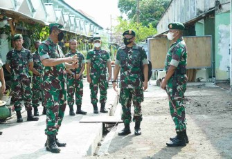 Pangdiv 2 Kostrad saat meninjau rehab rumdis. Selasa (10/05/2022)