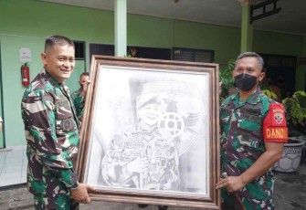 Pangdam Udayana mendapatkan cenderamata dari Kodim 1619/Tabanan. Selasa (10/05/2022)