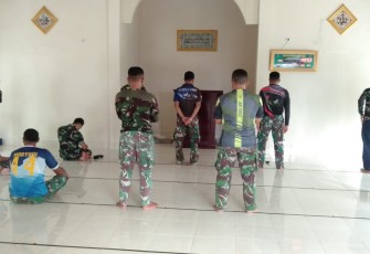 Shalat Dhuha prajurit lanud Maimun Saleh di Masjid Nurul Falah. Rabu (11/05/2022)