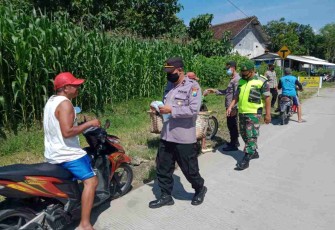 Serma Subagyo himbau warga gunakan masker di kecamatan Pitu. Rabu (11/05/2022)