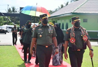 Danrem 142/Tatag (kiri) sambut Pangdam Hasanuddin di Korem 142/Tatag. Rabu (11/05/2022)