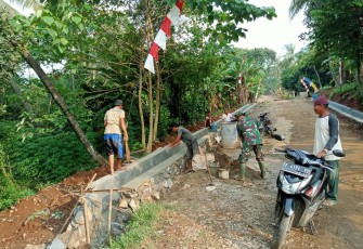 Masyarakat Desa saat Bantu TNI Bangun Drainase Pada Program TMMD ke-113 di Purwakarta