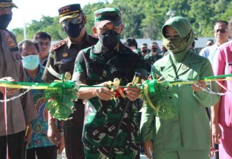 Pangdam Hasanuddin gunting pita peresmian rumah prajurit Korem 142/Tatag. Kamis (12/05/2022)