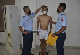 Pantukhir calon siswa Bintara PK TNI AU Gel. I Tahun 2022 di Lanud Supadio. Kamis (12/05/2022)