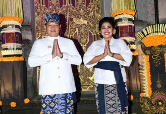 Kasal bersama ibu setelah dikukuhkan warga kehormatan Puri Ageng Blahbatuh di Gianyar. Rabu (11/05/2022) 