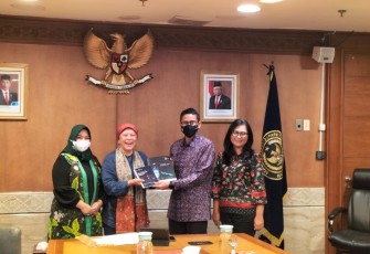 Foto bersama Menparekraf RI, usai rapat, Jumat (13/5/2022)