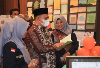Bupati Labuhanbatu dr.H. Erik Adtrada Ritonga, saat memberikan bimbingan dan arahan, Jumat (13/5/2022)